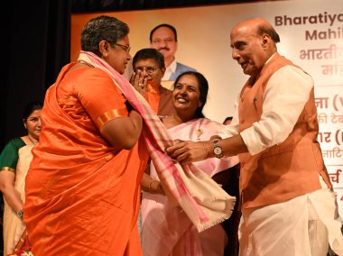 NEW DELHI, INDIA - 29 Mart 2025: Birlik Savunma Bakanı, Rajnath Singh, Cumhurbaşkanı, BJP Mahila Morcha, Vanathi Srinivasan ve Delhi Rekha Gupta başbakanı, Rajasthan Diya Kumari başkan yardımcısı, Ulusal Başkan Yardımcısı 