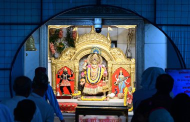 NEW DELHI, INDIA - 29 Mart 2025 tarihinde Hindistan 'ın Yeni Delhi kentinde, Jhandewalan Tapınağı' nda Navratri Festivali arifesinde güzel çiçek süslemeleri manzarası. Navratri, ya da dokuz gece, Chaitra 'da yılda iki kez kutlanan bir Hindu festivali.