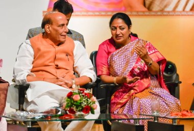 NEW DELHI, INDIA - 29 Mart: Rekha Gupta Genel Sekreteri ile Rajnath Singh Savunma Bakanı, Veerangana (E-Kahve Tablosu) & Rani Velu Nachiyar Onurlu Hindistan Kadın Özgürlük Savaşçıları Anma Töreni sırasında Bharatiya Janata P