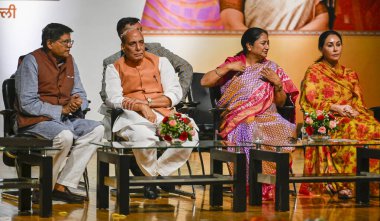 NEW DELHI, INDIA - 29 Mart: Rajnath Singh Savunma Bakanı, Rekha Gupta Genel Sekreteri, Diya Kumari, Veerangana (E-Kahve Masası) sırasında Rajasthan Genel Başkan Yardımcısı ve Rani Velu Nachiyar Onurlu Kadın Özgürlük Savaşçısına Dramatik Övgü