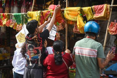 NOIDA, INDIA - 29 Mart 2025 'te Noida, Hindistan' daki Navratri festivalinden bir gün önce sektör 12 pazarından alışveriş yapıldı. Navratri ya da dokuz gece, Chaitra (Mart) ve Sharad 'da yılda iki kez kutlanan bir Hindu festivali. 