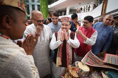 NEW DELHI, INDIA - 29 Mart 2025: BJP Ulusal Başkanı J.P. Nadda ile birlikte Delhi BJP Başkanı Virendra Sachdeva, Yol Bakanlığı, Ulaştırma ve Otoyollar ve Kurumsal İşler Bakanlığı Harsh Malhotra, Milletvekili Manoj Tiwari ve diğer BJP Liderleri 