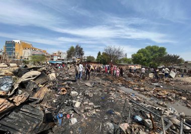 GURUGRAM, INDIA - 29 Mart 2025: 29 Mart 2025 'te Hindistan' ın Gurugram kentinde, Basai Enclave sektörü 9B 'de büyük bir yangının çıktığı bir siteden insanlar kömür çıkardılar. Bu olayda kimse yaralanmadı..