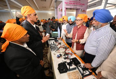NEW DELHI, INDIA - 29 Mart: Azınlık İşleri Bakanı Kiren Rijiju, Delhi Gıda ve Malzeme Bakanı, Orman ve Çevre Bakanı Manjinder Singh Sirsa, DSGMC Başkanı Harmeet Singh Kalka 