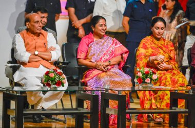 NEW DELHI, INDIA - 29 Mart: Rajnath Singh Savunma Bakanı, Rekha Gupta Genel Sekreteri, Diya Kumari, Veerangana (E-Kahve Masası) sırasında Rajasthan Genel Başkan Yardımcısı ve Rani Velu Nachiyar Onurlu Kadın Özgürlük Savaşçısına Dramatik Övgü