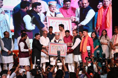 NEW DELHI, INDIA - 29 Mart 2025: BJP Ulusal Başkanı J.P. Nadda ile birlikte Delhi BJP Başkanı Virendra Sachdeva, Yol Bakanlığı, Ulaştırma ve Otoyollar ve Kurumsal İşler Bakanlığı Harsh Malhotra, Milletvekili Manoj Tiwari ve diğer BJP Liderleri 