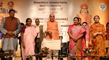 NEW DELHI, INDIA - 29 Mart 2025: Birlik Savunma Bakanı, Rajnath Singh, Cumhurbaşkanı, BJP Mahila Morcha, Vanathi Srinivasan ve Delhi Rekha Gupta başbakanı, Rajasthan Diya Kumari başkan yardımcısı, Ulusal Başkan Yardımcısı 