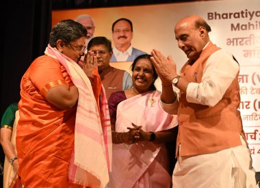 NEW DELHI, INDIA - 29 Mart 2025: Birlik Savunma Bakanı, Rajnath Singh, Cumhurbaşkanı, BJP Mahila Morcha, Vanathi Srinivasan ve Delhi Rekha Gupta başbakanı, Rajasthan Diya Kumari başkan yardımcısı, Ulusal Başkan Yardımcısı 