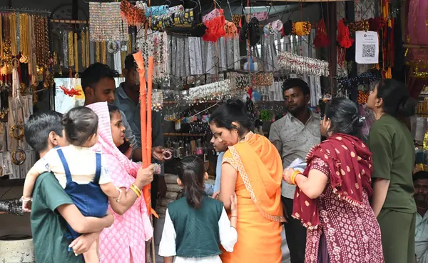 NEW DELHI, INDIA - 29 Mart 2025 tarihinde Hindistan 'ın Yeni Delhi kentinde, Jhandewalan Tapınağı' nda Navratri Festivali arifesinde güzel çiçek süslemeleri manzarası. Navratri, ya da dokuz gece, Chaitra 'da yılda iki kez kutlanan bir Hindu festivali.