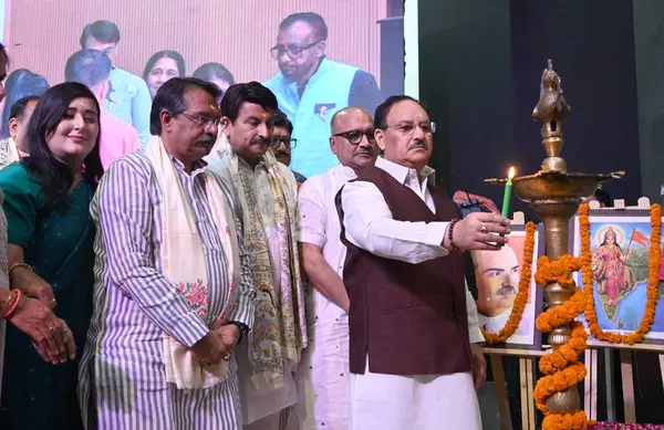 NEW DELHI, INDIA - 29 Mart 2025: BJP Ulusal Başkanı J.P. Nadda ile birlikte Delhi BJP Başkanı Virendra Sachdeva, Yol Bakanlığı, Ulaştırma ve Otoyollar ve Kurumsal İşler Bakanlığı Harsh Malhotra, Milletvekili Manoj Tiwari ve diğer BJP Liderleri 