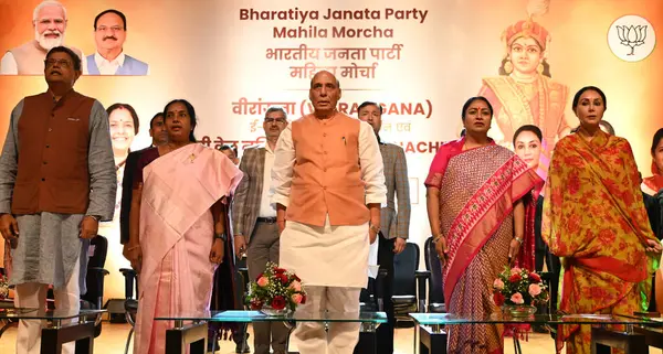 NEW DELHI, INDIA - 29 Mart 2025: Birlik Savunma Bakanı, Rajnath Singh, Cumhurbaşkanı, BJP Mahila Morcha, Vanathi Srinivasan ve Delhi Rekha Gupta başbakanı, Rajasthan Diya Kumari başkan yardımcısı, Ulusal Başkan Yardımcısı 