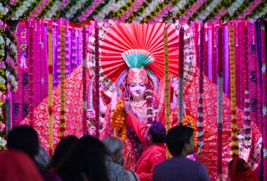 NOIDA, INDIA - 30 Mart 2025: Takipçiler, Chaitra Navratri festivalinin ilk gününde, Sanatan Dharm Mandir, Sektör 19, 30 Mart 2025, Noida, Hindistan. (Fotoğraf: Sunil Ghosh / Hindustan Times ) 