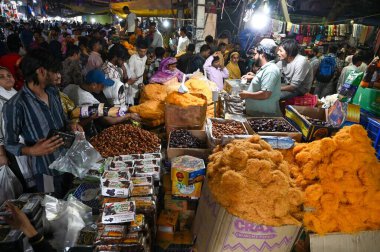 GURUGRAM, INDIA - 30 Mart 2025 'te Hindistan' ın Gurugram kentindeki Sohna Chowk yakınlarında Kurban Bayramı alışverişi için Sadar Bazar 'a büyük bir kalabalık geldi.. 