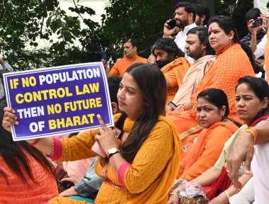 NEW DELHI, INDIA - 30 Mart 2025: Hindu Raksha Dal, Save India Foundation, Nüfus Çözümü Vakfı ve Sanatan Dharma 'nın Maha Panchayat' daki diğer örgütleri ve destekçileri Jantar Mantar 'daki Waqf Kurulu' nun lağvedilmesi için örgütlendiler. 