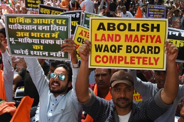 NEW DELHI, INDIA - 30 Mart 2025: Hindu Raksha Dal, Save India Foundation, Nüfus Çözümü Vakfı ve Sanatan Dharma 'nın Maha Panchayat' daki diğer örgütleri ve destekçileri Jantar Mantar 'daki Waqf Kurulu' nun lağvedilmesi için örgütlendiler. 