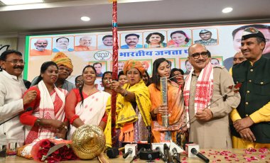 NEW DELHI, INDIA - 30 Mart 2025: BJP ST Morcha Delhi Başbakanı Rekha Gupta ile Delhi BJP Başkanı Virendra Sachdeva ve diğer üst düzey liderleri Delhi BJP ofisinde düzenlenen bir etkinlikte kutluyor.