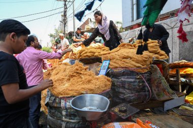 NOIDA, INDIA - 30 Mart 2025 'te Hindistan' ın Noida kentinde, Kurban Bayramı arifesinde, 8.. 