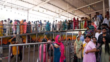 NEW DELHI, INDIA - 30 Mart 2025: Takipçiler Jhandewalan Tapınağı 'na Navratri' nin ilk gününde, 30 Mart 2025 tarihinde Yeni Delhi, Hindistan 'da ulaştı. (Fotoğraf: Arvind Yadav / Hindustan Times)