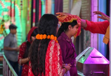 NOIDA, INDIA - 30 Mart 2025: Takipçiler, Chaitra Navratri festivalinin ilk gününde, Sanatan Dharm Mandir, Sektör 19, 30 Mart 2025, Noida, Hindistan. (Fotoğraf: Sunil Ghosh / Hindustan Times ) 