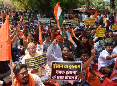NEW DELHI, INDIA - 30 Mart 2025: Hindu Raksha Dal, Save India Foundation, Nüfus Çözümü Vakfı ve Sanatan Dharma 'nın Maha Panchayat' daki diğer örgütleri ve destekçileri Jantar Mantar 'daki Waqf Kurulu' nun lağvedilmesi için örgütlendiler. 