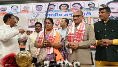 NEW DELHI, INDIA - 30 Mart 2025: BJP ST Morcha Delhi Başbakanı Rekha Gupta ile Delhi BJP Başkanı Virendra Sachdeva ve diğer üst düzey liderleri Delhi BJP ofisinde düzenlenen bir etkinlikte kutluyor.