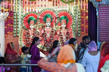 NOIDA, INDIA - 30 Mart 2025: Takipçiler, Chaitra Navratri festivalinin ilk gününde, Sanatan Dharm Mandir, Sektör 19, 30 Mart 2025, Noida, Hindistan. (Fotoğraf: Sunil Ghosh / Hindustan Times ) 