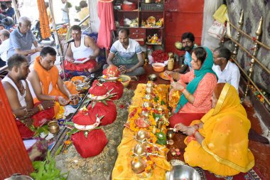 PATNA, INDIA - 30 Mart 2025 'te Patna, Hindistan' da Chait Navratra 'nın Durga Mandir' deki ilk gününde kutsal Kalash 'ın etrafında ibadet edenler. 