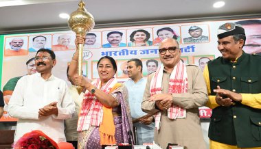 NEW DELHI, INDIA - 30 Mart 2025: BJP ST Morcha Delhi Başbakanı Rekha Gupta ile Delhi BJP Başkanı Virendra Sachdeva ve diğer üst düzey liderleri Delhi BJP ofisinde düzenlenen bir etkinlikte kutluyor.