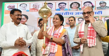 NEW DELHI, INDIA - 30 Mart 2025: BJP ST Morcha Delhi Başbakanı Rekha Gupta ile Delhi BJP Başkanı Virendra Sachdeva ve diğer üst düzey liderleri Delhi BJP ofisinde düzenlenen bir etkinlikte kutluyor.