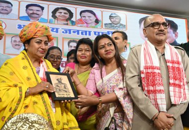 NEW DELHI, INDIA - 30 Mart 2025: BJP ST Morcha Delhi Başbakanı Rekha Gupta ile Delhi BJP Başkanı Virendra Sachdeva ve diğer üst düzey liderleri Delhi BJP ofisinde düzenlenen bir etkinlikte kutluyor.