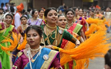 MUMBAI, INDIA - 30 Mart 2025: Geleneksel kıyafetler giyen kadınlar, 30 Mart 2025 tarihinde Hindistan 'ın Mumbai kentinde Gudi Padwa' da düzenlenen bir mitinge katıldılar. Gudi Padwa, Hindular tarafından Maharashtra 'da kutlanan önemli bir festivaldir..