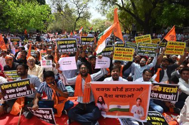 NEW DELHI, INDIA - 30 Mart 2025: Hindu Raksha Dal, Save India Foundation, Nüfus Çözümü Vakfı ve Sanatan Dharma 'nın Maha Panchayat' daki diğer örgütleri ve destekçileri Jantar Mantar 'daki Waqf Kurulu' nun lağvedilmesi için örgütlendiler. 