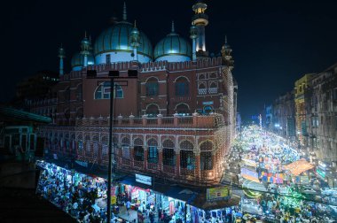 KOLKATA, INDIA - 30 Mart 2025 tarihinde Hindistan 'ın Kolkata kentinde, Kutsal Ramazan ayının son gününde Nakhoda Camii' ni aydınlatmıştır.. 