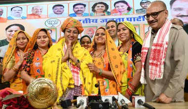 NEW DELHI, INDIA - 30 Mart 2025: BJP ST Morcha Delhi Başbakanı Rekha Gupta ile Delhi BJP Başkanı Virendra Sachdeva ve diğer üst düzey liderleri Delhi BJP ofisinde düzenlenen bir etkinlikte kutluyor.