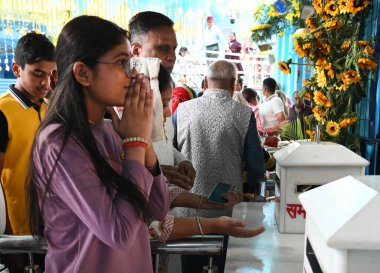NEW DELHI, INDIA - 30 Mart 2025: Yeni Delhi, Hindistan 'da 30 Mart 2025 tarihinde, Chaitra Navratri festivalinin ilk gününde dua eden dindarlar. (Fotoğraf: Sonu Mehta / Hindustan Times)