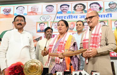 NEW DELHI, INDIA - 30 Mart 2025: BJP ST Morcha Delhi Başbakanı Rekha Gupta ile Delhi BJP Başkanı Virendra Sachdeva ve diğer üst düzey liderleri Delhi BJP ofisinde düzenlenen bir etkinlikte kutluyor.