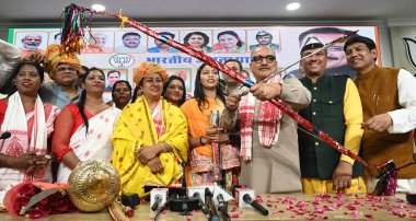 NEW DELHI, INDIA - 30 Mart 2025: BJP ST Morcha Delhi Başbakanı Rekha Gupta ile Delhi BJP Başkanı Virendra Sachdeva ve diğer üst düzey liderleri Delhi BJP ofisinde düzenlenen bir etkinlikte kutluyor.