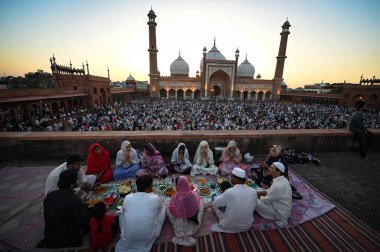 NEW DELHI, INDIA - 30 Mart 2025 'te dindarlar 30 Mart 2025' te Yeni Delhi, Hindistan 'da EID festivalinden bir gün önce Jama Mescidi' nde görüldüler. Fotoğraf: Sanchit Khanna / Hindustan Times)