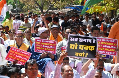 NEW DELHI, INDIA - 30 Mart 2025: Hindu Raksha Dal, Save India Foundation, Nüfus Çözümü Vakfı ve Sanatan Dharma 'nın Maha Panchayat' daki diğer örgütleri ve destekçileri Jantar Mantar 'daki Waqf Kurulu' nun lağvedilmesi için örgütlendiler. 