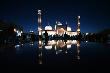 NEW DELHI, Hindistan - 30 Mart 2025 'te Yeni Delhi, Hindistan' da Kurban Bayramı arifesinde Aydınlanmış Jama Mescidi.