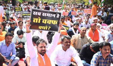 NEW DELHI, INDIA - 30 Mart 2025: Hindu Raksha Dal, Save India Foundation, Nüfus Çözümü Vakfı ve Sanatan Dharma 'nın Maha Panchayat' daki diğer örgütleri ve destekçileri Jantar Mantar 'daki Waqf Kurulu' nun lağvedilmesi için örgütlendiler. 