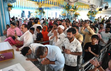 NEW DELHI, INDIA - 30 Mart 2025: Yeni Delhi, Hindistan 'da 30 Mart 2025 tarihinde, Chaitra Navratri festivalinin ilk gününde dua eden dindarlar. (Fotoğraf: Sonu Mehta / Hindustan Times)