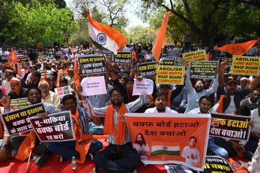 NEW DELHI, INDIA - 30 Mart 2025: Hindu Raksha Dal, Save India Foundation, Nüfus Çözümü Vakfı ve Sanatan Dharma 'nın Maha Panchayat' daki diğer örgütleri ve destekçileri Jantar Mantar 'daki Waqf Kurulu' nun lağvedilmesi için örgütlendiler. 