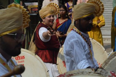 MUMBAI, INDIA - 30 Mart 2025 'te Hindistan' ın başkenti Mumbai 'de düzenlenen Kopineshwar Temple Trust tarafından Pazar günü düzenlenen yürüyüşe Gudi Padwa Marathi Yeni Yılı vesilesiyle kadınlar da katıldı.. 