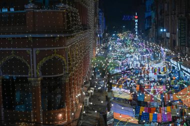 KOLKATA, INDIA - 30 Mart 2025 tarihinde Hindistan 'ın Kolkata kentinde, Kutsal Ramazan ayının son gününde Nakhoda Camii' ni aydınlatmıştır.. 