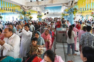NEW DELHI, INDIA - 30 Mart 2025: Takipçiler Jhandewalan Tapınağı 'na Navratri' nin ilk gününde, 30 Mart 2025 tarihinde Yeni Delhi, Hindistan 'da ulaştı. (Fotoğraf: Arvind Yadav / Hindustan Times)