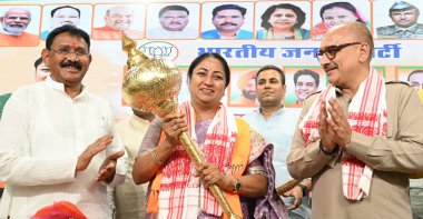 NEW DELHI, INDIA - 30 Mart 2025: BJP ST Morcha Delhi Başbakanı Rekha Gupta ile Delhi BJP Başkanı Virendra Sachdeva ve diğer üst düzey liderleri Delhi BJP ofisinde düzenlenen bir etkinlikte kutluyor.