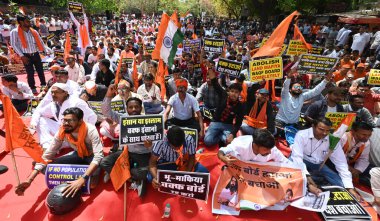 NEW DELHI, INDIA - 30 Mart 2025: Hindu Raksha Dal, Save India Foundation, Nüfus Çözümü Vakfı ve Sanatan Dharma 'nın Maha Panchayat' daki diğer örgütleri ve destekçileri Jantar Mantar 'daki Waqf Kurulu' nun lağvedilmesi için örgütlendiler. 