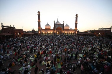 YENİ DELHI, INDIA - 30 Mart 2025 'te Hindistan' ın Yeni Delhi kentinde Müslümanlar Ramazan Ramazan Ramazan ayının son gününde Aydınlanmış Jama Mescidi önünde oruç tutuyorlar.. 