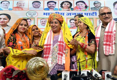 NEW DELHI, INDIA - 30 Mart 2025 tarihinde Hindistan 'ın Yeni Delhi kentinde düzenlenen Rajasthan Diwas kutlamaları sırasında Delhi Genel Sekreteri Rekha Gupta. 